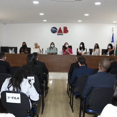 [Com mesa formada por mulheres, Seccional entrega carteiras da OAB]